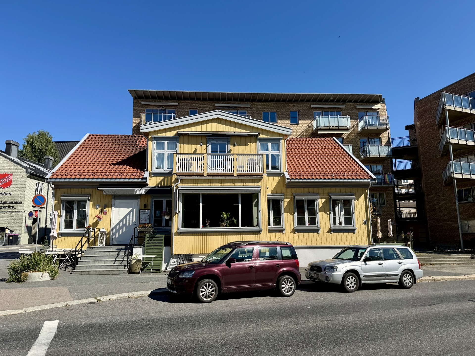 Sagene er et livlig område, hvor du har får dekket alt av daglige behov. Sagene Lunsjbar (nå Folkvang) er en institusjon bare to-tre minutter unna. 